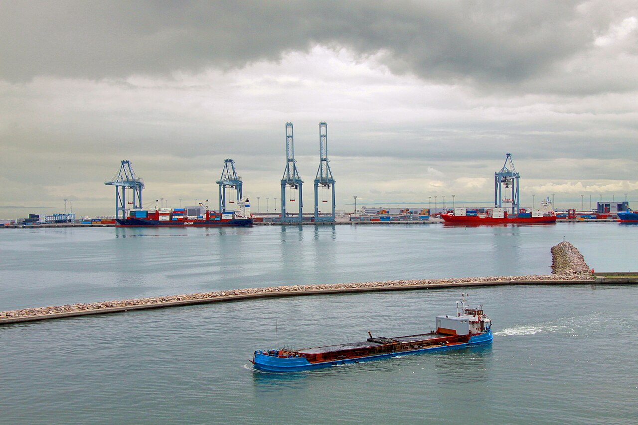 Containerkraner og stablede containere på containerterminalen i Aarhus Havn
