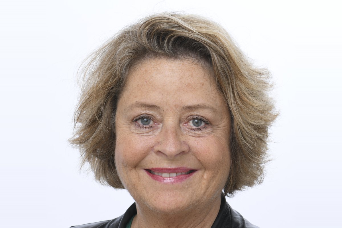 Portræt af Stine Bosse foran en lys baggrund