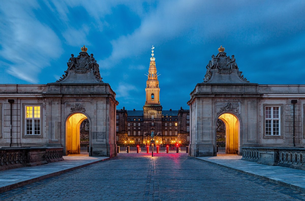 Christiansborg Slot set fra Marmorbroen en klar dag med blå himmel