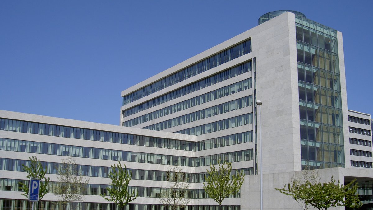 Danfoss' hovedsæde i Nordborg på Als, en lang hvid kontorbygning med en høj glasfacade