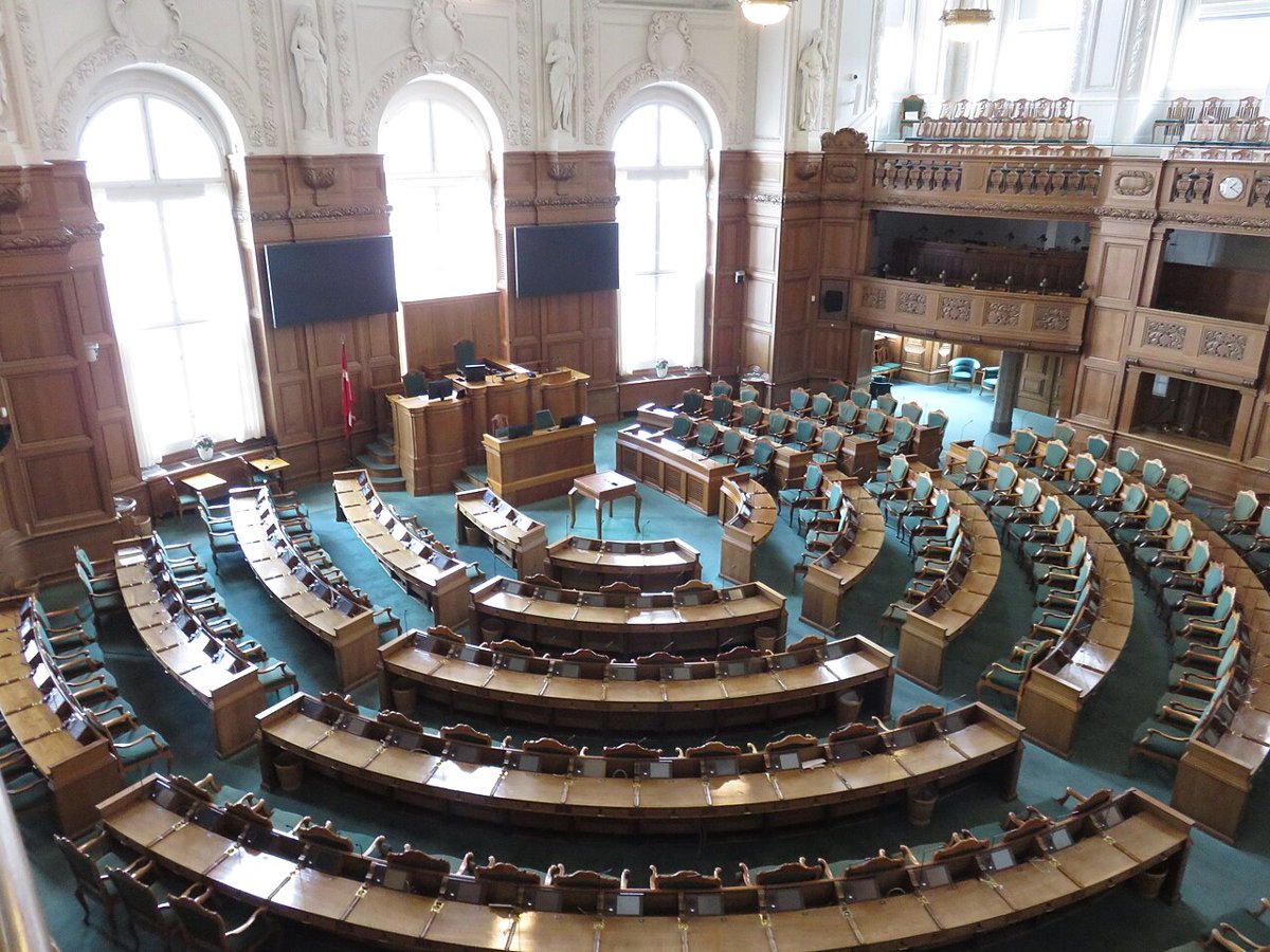 Den tomme folketingssal på Christiansborg set fra tilskuerpladserne