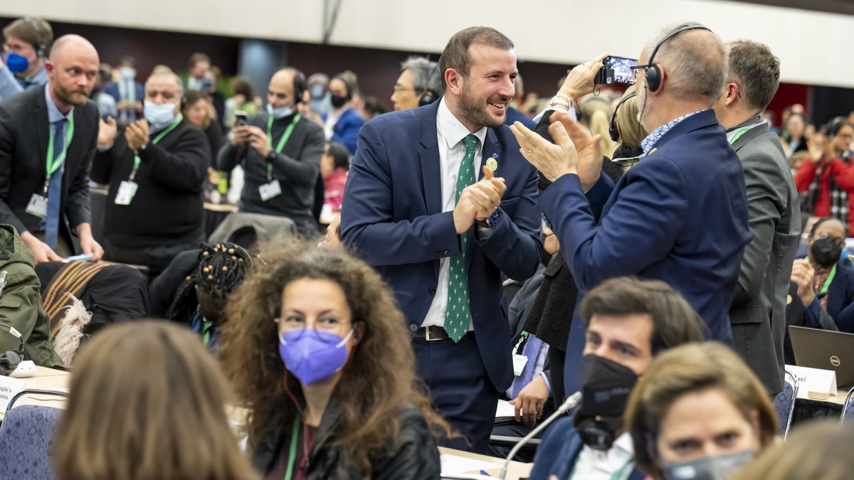 Delegater rejser sig og klapper ved vedtagelsen af Kunming-Montreal-rammen for biodiversitet på COP15 i Montreal