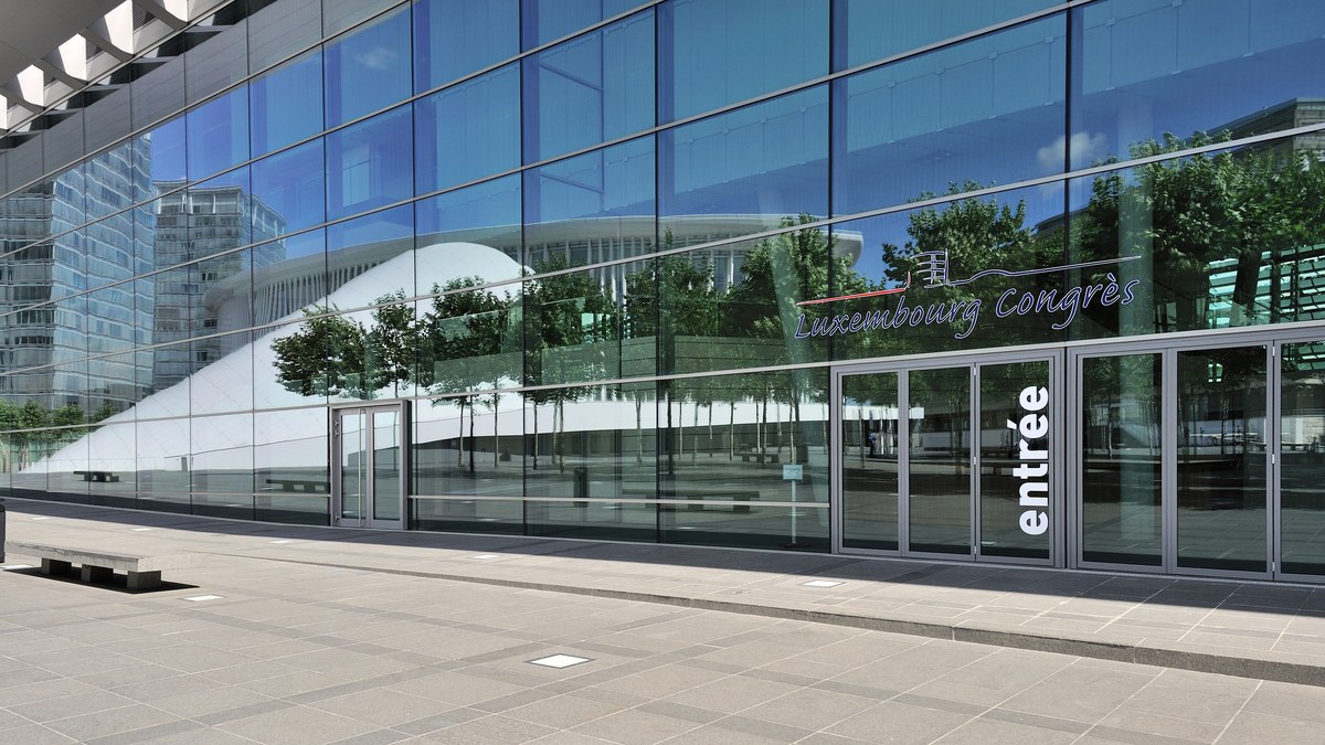 European Convention Center Luxembourg på Kirchberg med Place de l'Europe foran