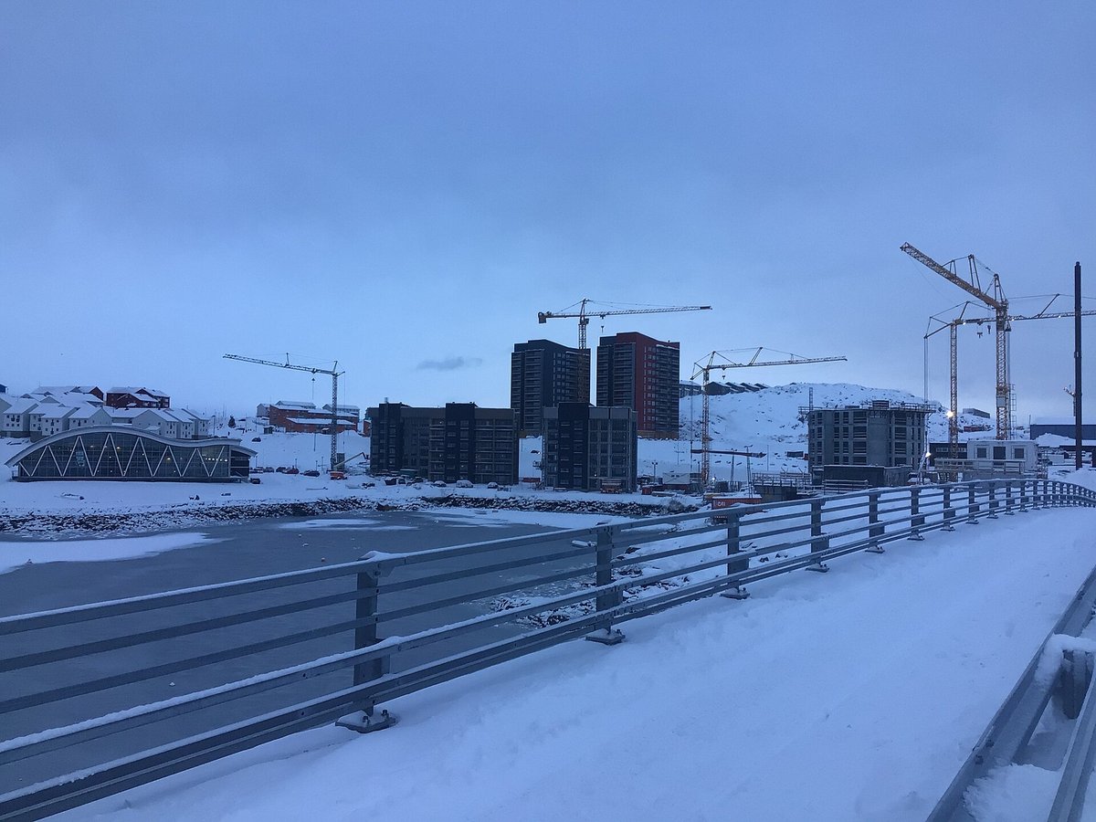 Boligområde og havneområde ved Nuussuaq i Nuuk med bjerge i baggrunden