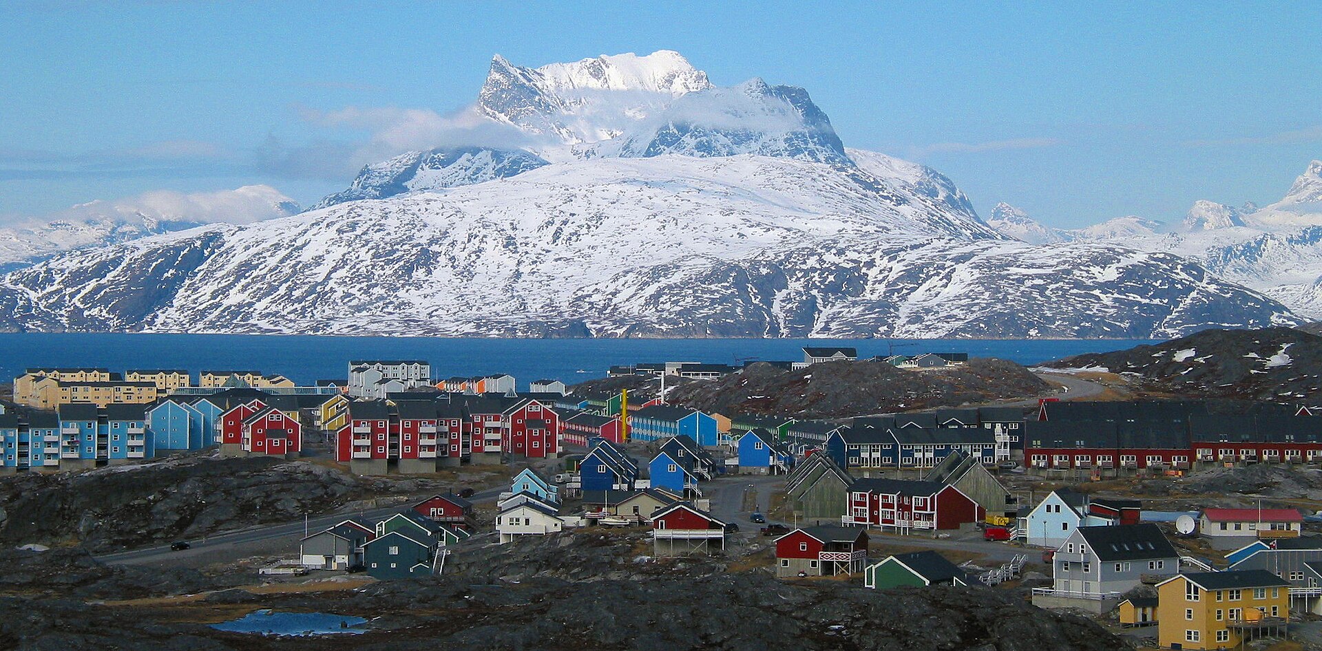 Farverige huse i Nuuk med det snedækkede fjeld Sermitsiaq i baggrunden