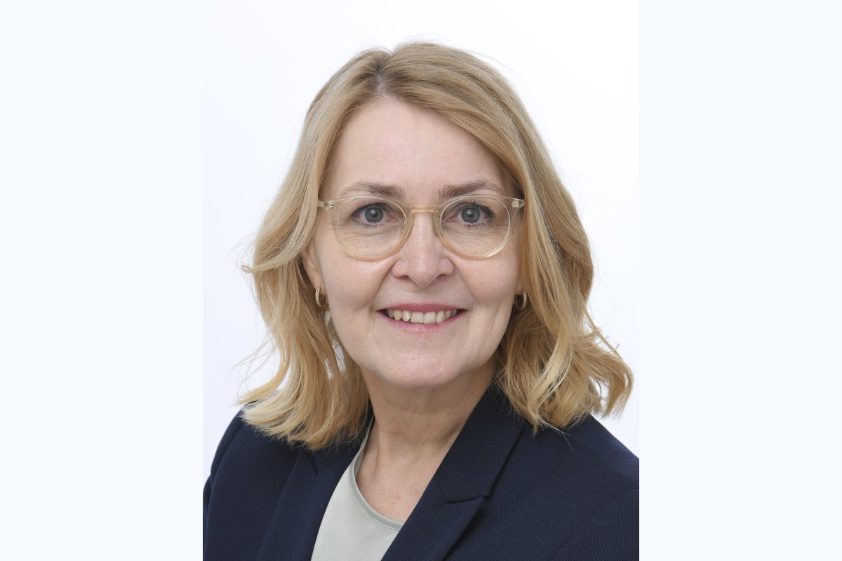 Portræt af Christel Schaldemose foran en hvid baggrund