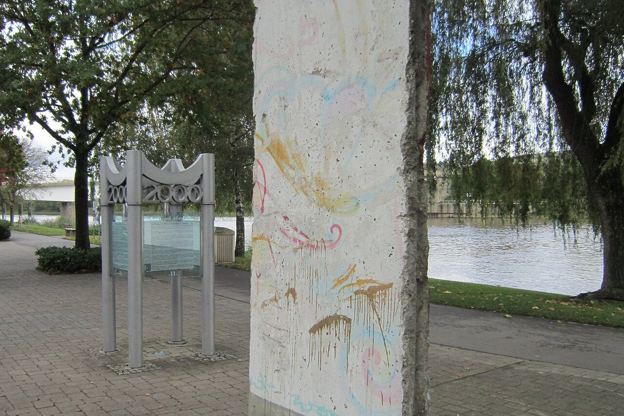 Et stykke af Berlinmuren og et Europa-monument på promenaden ved Mosel-floden i Schengen