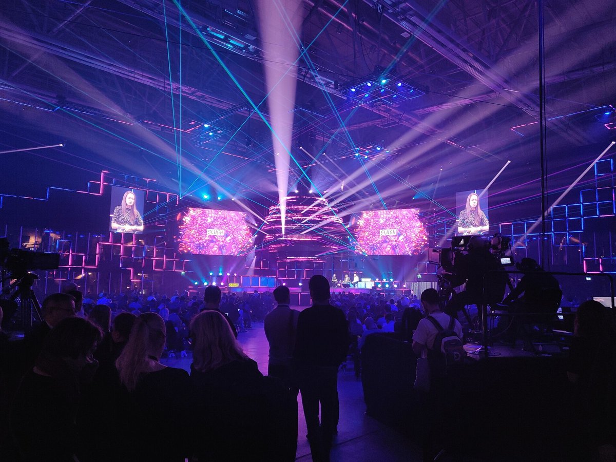 Publikum foran scenen på startupkonferencen Slush i Helsinki