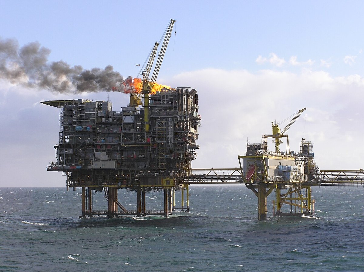 Gasplatformen Tyra Øst i Nordsøen med en flamme og røg fra afbrænding af gas