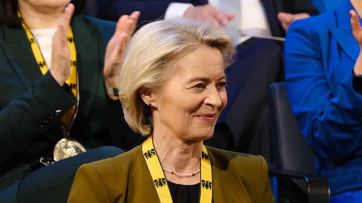 Ursula von der Leyen i mørkt tøj under Karlspris-uddelingen i Aachen maj 2026